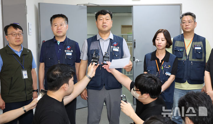[세종=뉴시스] 강종민 기자 = 최저임금위원회 류기섭 근로자 위원이 지난 10일 밤 세종시 정부세종청사에서 2026년도 적용 최저임금안을 합의로 결정한 뒤 소감을 밝히고 있다. 내년도 최저임금은 1만 320원으로 결정됐다. 2024.07.11. ppkjm@newsis.com