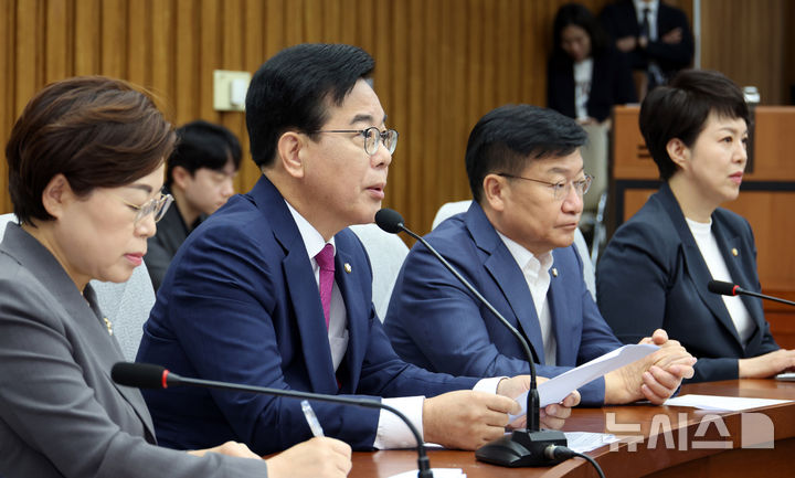 [서울=뉴시스] 김금보 기자 = 송언석 국민의힘 비상대책위원장 겸 원내대표가 11일 서울 여의도 국회에서 열린 원내대책회의에서 발언을 하고 있다. 2025.07.11. kgb@newsis.com