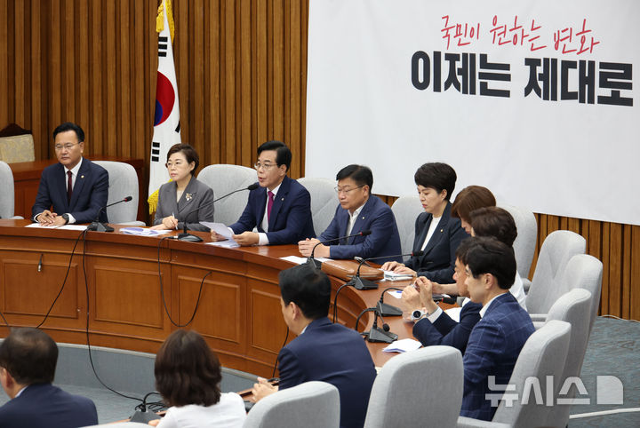 [서울=뉴시스] 김금보 기자 = 송언석 국민의힘 비상대책위원장 겸 원내대표가 11일 서울 여의도 국회에서 열린 원내대책회의에서 발언을 하고 있다. 2025.07.11. kgb@newsis.com