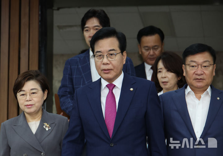 [서울=뉴시스] 김금보 기자 = 송언석 국민의힘 비상대책위원장 겸 원내대표가 11일 서울 여의도 국회에서 열린 원내대책회의에 참석하고 있다. 2025.07.11. kgb@newsis.com