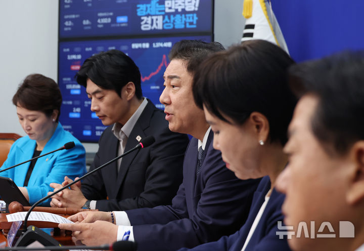 [서울=뉴시스] 고승민 기자 = 김병기 더불어민주당 대표 직무대행 겸 원내대표가 11일 서울 여의도 국회에서 열린 최고위원회의에서 발언하고 있다. 2025.07.11. kkssmm99@newsis.com