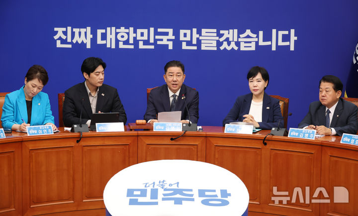 [서울=뉴시스] 고승민 기자 = 김병기 더불어민주당 대표 직무대행 겸 원내대표가 11일 서울 여의도 국회에서 열린 최고위원회의에서 발언하고 있다. 2025.07.11. kkssmm99@newsis.com