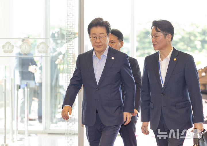 [서울=뉴시스] 최동준 기자 = 이재명 대통령이 11일 서울 용산 대통령실 청사로 출근하고 있다. 2025.07.11. photocdj@newsis.com