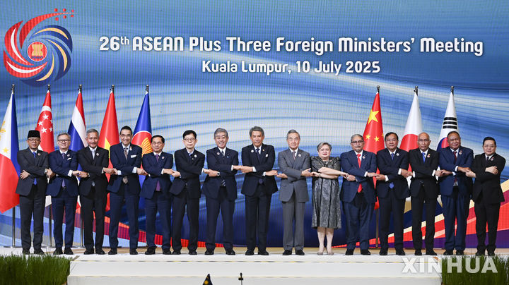 [쿠알라룸푸르=신화/뉴시스] 왕이 중국 공산당 중앙정치국 위원 겸 외교부장(오른쪽에서 7번째) 등 아세안+3 외교장관회의 참석자들이 지난 10일 말레이시아 쿠알라룸푸르에서 열린 회의에 참석해 기념촬영을 하고 있다. 2025.07.11