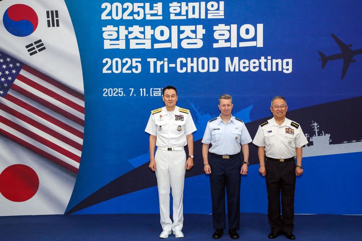 [서울=뉴시스] 김명수 합참의장이 11일 서울 용산구 합참에서 열린 '한미일 합참의장 회의'에서 기념촬영 하고 있다. 왼쪽부터 김 합참의장, 존 다니엘 케인 미 합참의장, 요시다 요시히데 일본 통합막료장. (사진=합참 제공) 2025.07.11. photo@newsis.com *재판매 및 DB 금지