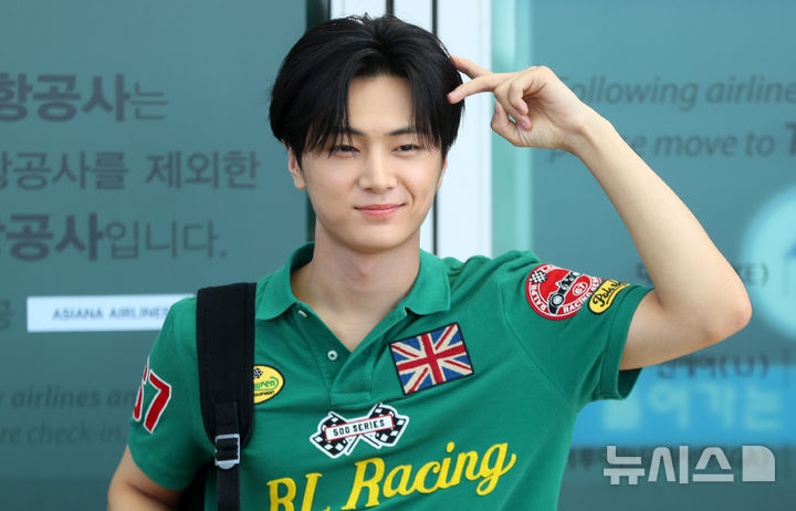 [인천공항=뉴시스] 김혜진 기자 = 그룹 엔하이픈 제이가 해외 일정 참석을 위해 11일 오전 인천국제공항을 통해 영국 런던으로 출국하고 있다. 2025.07.11. jini@newsis.com