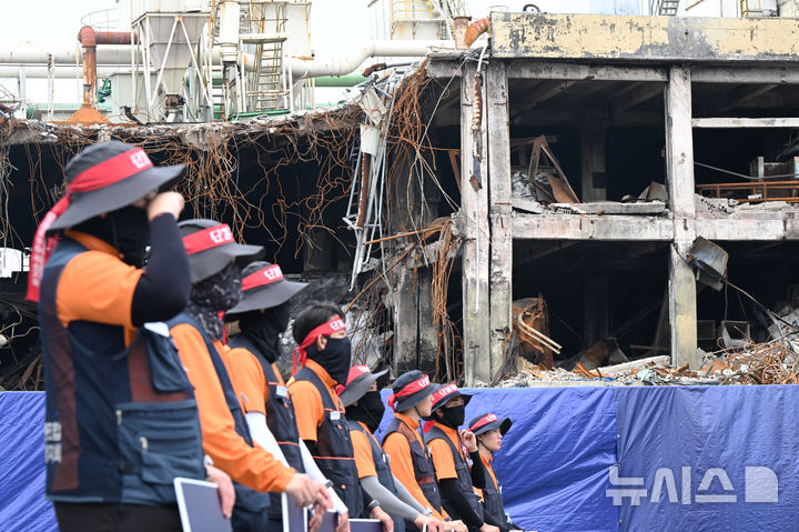 [광주=뉴시스] 박기웅 기자 = 11일 오전 광주 광산구 소촌동 금호타이어 광주공장에서 전국금속노동조합 금호타이어지회 조합원들이 결의대회를 열고 국내 공장 축소를 반대, 사측의 신공장 건설 방안 제시를 촉구하고 있다. 2025.07.11. pboxer@newsis.com