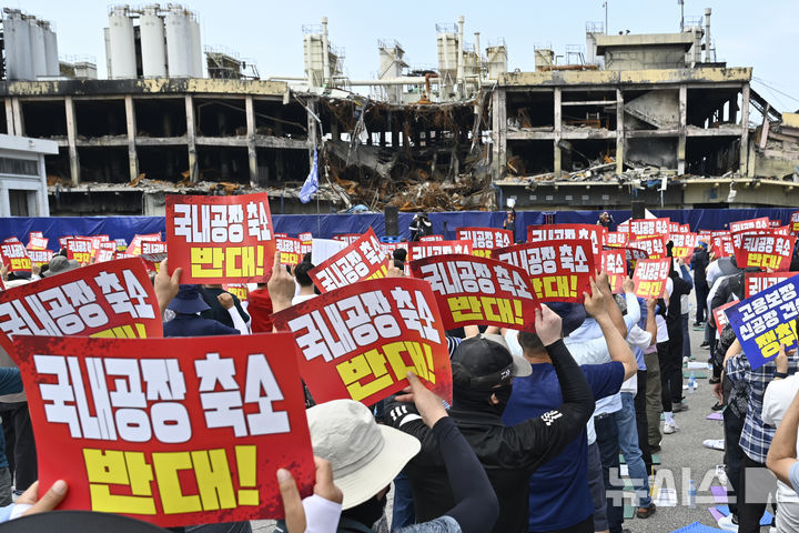 [광주=뉴시스] 박기웅 기자 = 11일 오전 광주 광산구 소촌동 금호타이어 광주공장에서 전국금속노동조합 금호타이어지회 조합원들이 결의대회를 열고 국내 공장 축소를 반대, 사측의 신공장 건설 방안 제시를 촉구하고 있다. 2025.07.11. pboxer@newsis.com