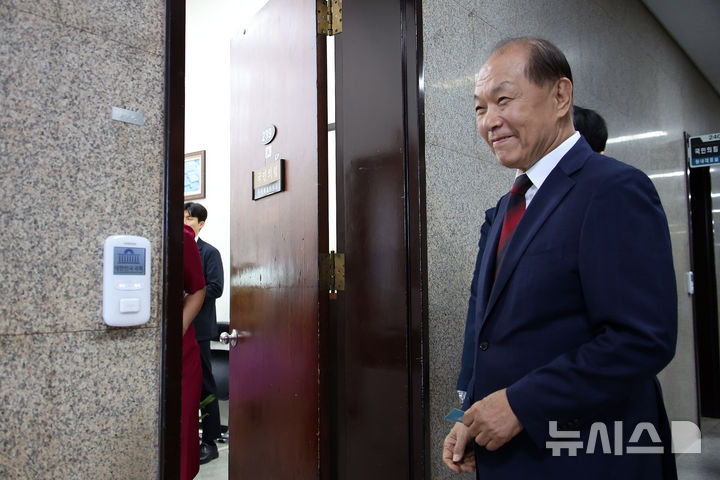 [서울=뉴시스] 김금보 기자 = 황우여 국민의힘 전당대회 선거관리위원장이 지난 11일 서울 여의도 국회에서 원내대표실로 들어가고 있다. 2025.07.11. kgb@newsis.com
