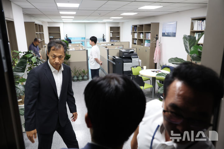 [서울=뉴시스] 고승민 기자 = 채상병 사건 수사방해 의혹을 수사하는 이명현 특별검사팀이 11일 서울 여의도 국회 의원회관에서 임종득국민의힘 의원실을 압수수색하고 있다. 국민의힘 의원들이 임 의원실로 집결하고 있다. 2025.07.11. kkssmm99@newsis.com