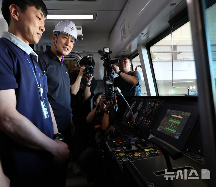 [서울=뉴시스] 전진환 기자 = 오세훈 서울시장이 11일 오전 폭염대책 점검을 위해 서울 강서구 서울시메트로9호선 김포차량기지를 찾아 전동차에 올라 자동냉방제어를 확인하고 있다. 2025.07.11. amin2@newsis.com