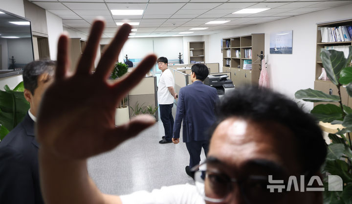 [서울=뉴시스] 고승민 기자 = 채상병 사건 수사방해 의혹을 수사하는 이명현 특별검사팀이 11일 서울 여의도 국회 의원회관에서 임종득국민의힘 의원실을 압수수색하고 있다. 국민의힘 의원들이 임 의원실로 집결하고 있다. 2025.07.11. kkssmm99@newsis.com