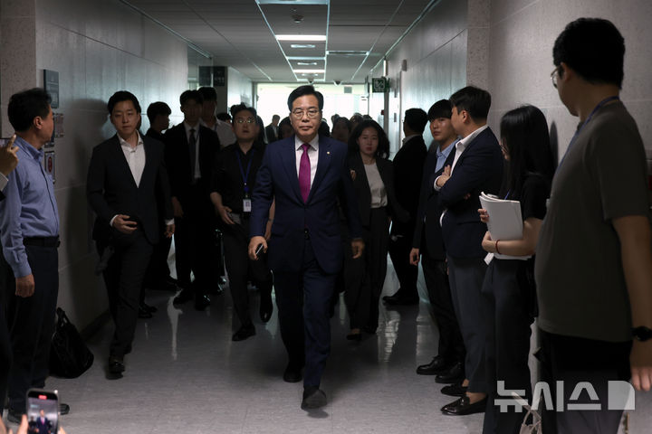 [서울=뉴시스] 고승민 기자 = 송언석 국민의힘 비상대책위원장 겸 원내대표와 의원들이 11일 서울 여의도 국회 의원회관에서 채상병 특검팀 압수수색이 진행 중인 임종득의원실로 향하고 있다. 2025.07.11. kkssmm99@newsis.com