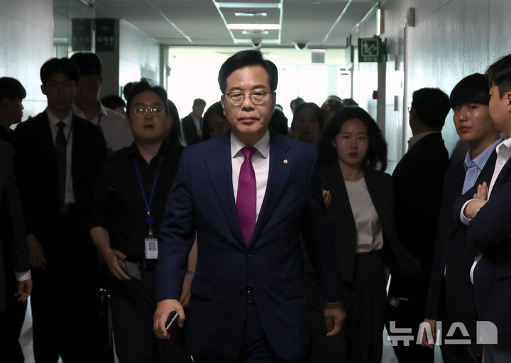 [서울=뉴시스] 고승민 기자 = 송언석 국민의힘 비상대책위원장 겸 원내대표와 의원들이 11일 서울 여의도 국회 의원회관에서 채상병 특검팀 압수수색이 진행 중인 임종득의원실로 향하고 있다. 2025.07.11. kkssmm99@newsis.com