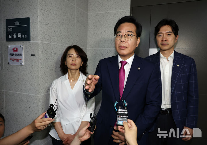 [서울=뉴시스] 고승민 기자 = 송언석 국민의힘 비상대책위원장 겸 원내대표와 의원들이 11일 서울 여의도 국회 의원회관에서 채상병 특검팀 압수수색이 진행 중인 임종득 의원실 방문을 마친 뒤 취재진 앞에서 입장을 밝히고 있다. 2025.07.11. kkssmm99@newsis.com