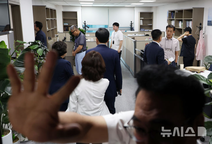 [서울=뉴시스] 고승민 기자 = 송언석 국민의힘 비상대책위원장 겸 원내대표와 의원들이 11일 서울 여의도 국회 의원회관에서 채상병 특검팀 압수수색이 진행 중인 임종득 의원실로 향하고 있다. 2025.07.11. kkssmm99@newsis.com