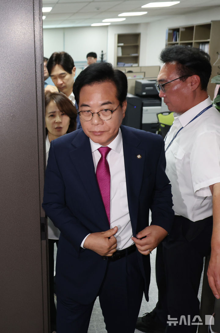 [서울=뉴시스] 고승민 기자 = 송언석 국민의힘 비상대책위원장 겸 원내대표와 의원들이 11일 서울 여의도 국회 의원회관에서 채상병 특검팀 압수수색이 진행 중인 임종득 의원실을 방문한 뒤 나오고 있다. 2025.07.11. kkssmm99@newsis.com