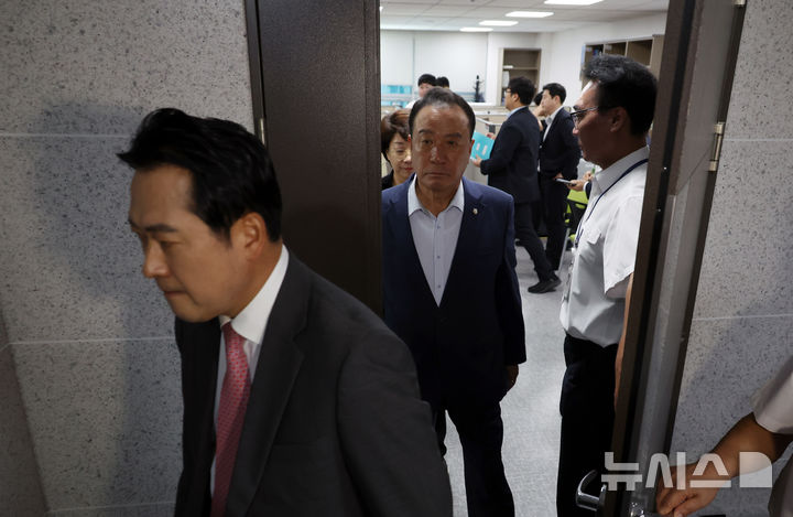 [서울=뉴시스] 고승민 기자 = 채상병 사건 수사방해 의혹을 수사하는 이명현 특별검사팀이 11일 서울 여의도 국회 의원회관에서 임종득 국민의힘 의원실을 압수수색한 가운데 장동혁 등 국민의힘 의원들이 항의 방문 후 의원실을 나서고 있다. 2025.07.11. kkssmm99@newsis.com