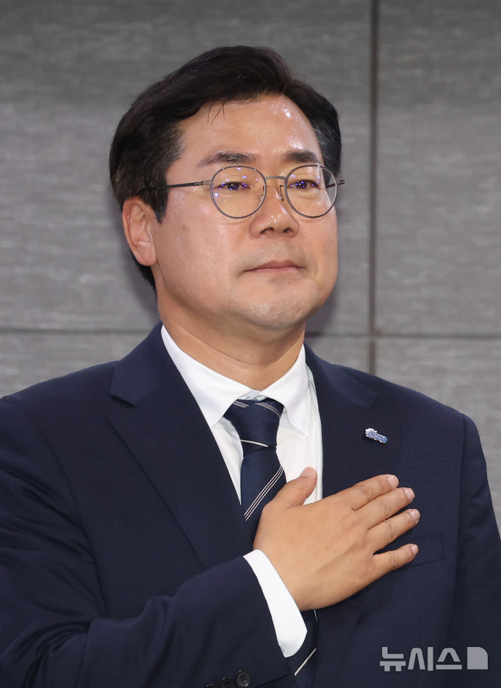 [서울=뉴시스] 고승민 기자 = 박찬대 더불어민주당 대표 후보가 지난 11일 서울 여의도 국회 의원회관에서 열린 서울·경기·인천 청년 간담회에서 국민의례를 하고 있다. 2025.07.11. kkssmm99@newsis.com