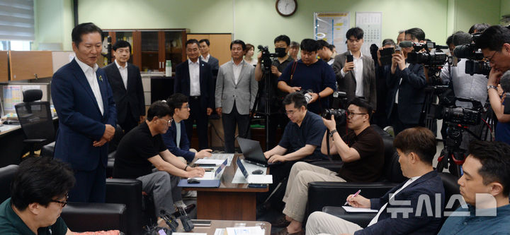 [전주=뉴시스] 김얼 기자 = 정청래(왼쪽) 더불어민주당 당대표 후보가 11일 전북 전주시 전북특별자치도의회 기자실을 방문해 기자간담회를 갖고 질의에 답변하고 있다. 2025.07.11. pmkeul@newsis.com