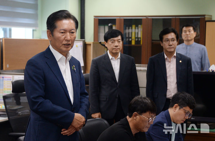 [전주=뉴시스] 김얼 기자 = 정청래(왼쪽) 더불어민주당 당대표 후보가 11일 전북 전주시 전북특별자치도의회 기자실을 방문해 기자간담회를 갖고 질의에 답변하고 있다. 2025.07.11. pmkeul@newsis.com
