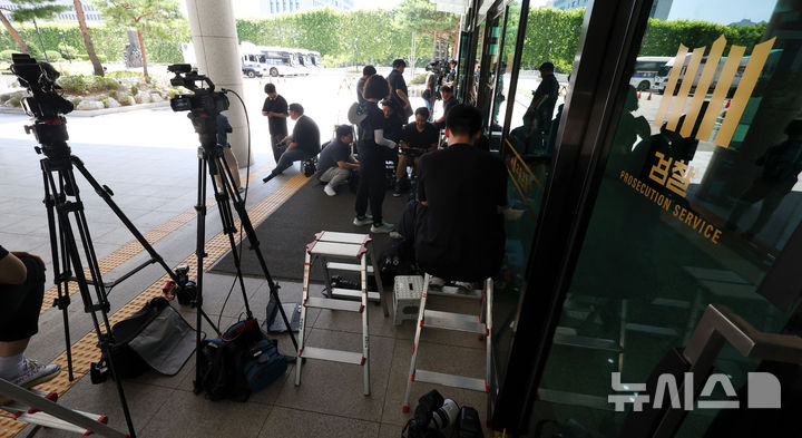 [서울=뉴시스] 홍효식 기자 = 구속 수감된 윤석열 전 대통령이 내란특검에 불출석한 11일 내란특검팀이 근무 중인 서울 서초구 서울고등검찰청 앞에 취재진들이 대기하고 있다.윤 전 대통령 측은 내란특검팀의 이날 오후 2시 소환조사를 앞두고 불출석 사유서를 제출했다. 이에 특검팀은 윤 전 대통령에 대한 강제 구인에 나서는 방안을 검토할 것으로 보인다. 2025.07.11. yesphoto@newsis.com