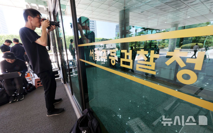 [서울=뉴시스] 홍효식 기자 = 구속 수감된 윤석열 전 대통령이 내란특검에 불출석한 11일 내란특검팀이 근무 중인 서울 서초구 서울고등검찰청 앞에 취재진들이 대기하고 있다. 2025.07.11. yesphoto@newsis.com