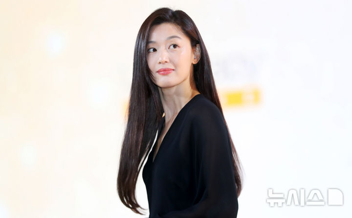 [서울=뉴시스] 김혜진 기자 = 11일 오후 서울 용산구 그랜드 하얏트 서울에서 멀츠 에스테틱스 리프팅 기기 '울쎄라피 프라임'의 앰배서더로 선정된 배우 전지현이 포즈를 취하고 있다. 2025.07.11. jini@newsis.com
