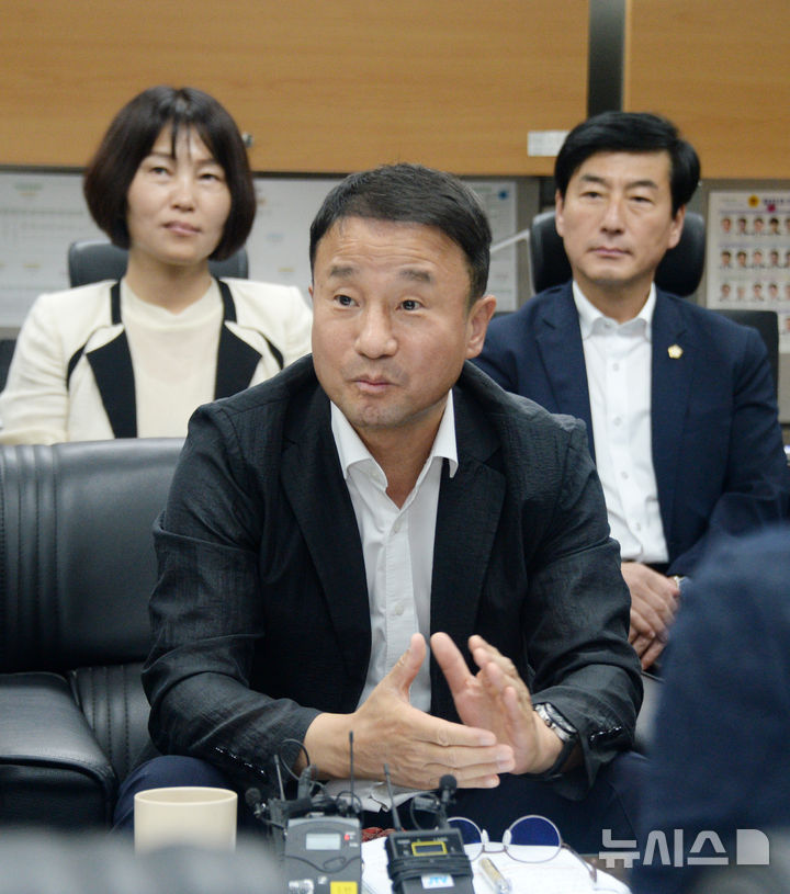 [전주=뉴시스] 김얼 기자 = 한병도(가운데) 국회의원이 11일 전북 전주시 전북특별자치도의회 기자실을 방문해 기자간담회를 갖고 질의에 답변하고 있다. 2025.07.11. pmkeul@newsis.com