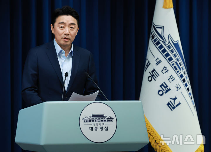 [서울=뉴시스] 최동준 기자 = 강훈식 비서실장이 11일 서울 용산 대통령실에서 문화체육관광부 장관 후보자에 최휘영 놀유니버스 대표, 국토교통부 장관 후보자에 김윤덕 더불어민주당 의원 인선 발표 브리핑을 하고 있다. (대통령실통신사진기자단) 2025.07.11. photocdj@newsis.com