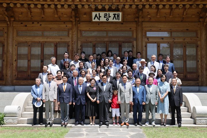 [서울=뉴시스] 고승민 기자 = 우원식 국회의장이 11일 서울 여의도 국회 사랑재에서 열린 대한민국 제헌국회의원 유족회 초청 오찬에서 참석자들과 기념촬영하고 있다. (사진=국회 제공) 2025.07.11. photo@newsis.com *재판매 및 DB 금지