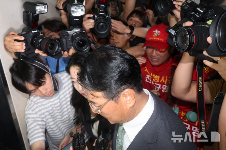 [서울=뉴시스] 조성우 기자 = 김태효 전 국가안보실 1차장이 11일 오후 서울 서초구 순직 해병 특별검사팀 사무실로 출석하며 해병대 예비역 연대 회원들의 항의를 받고 있다. 2025.07.11. xconfind@newsis.com