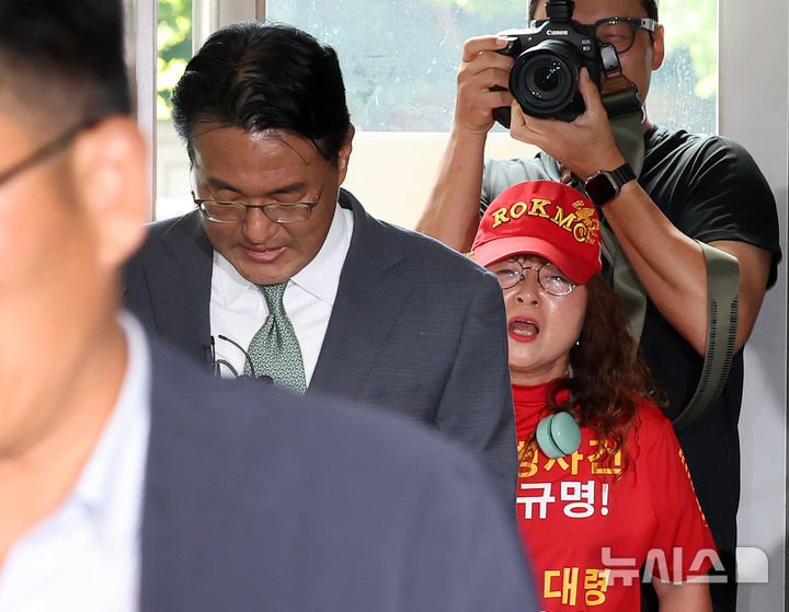 [서울=뉴시스] 조성우 기자 = 김태효 전 국가안보실 1차장이 11일 오후 서울 서초구 순직 해병 특별검사팀 사무실로 출석하며 해병대 예비역 연대 회원들의 항의를 받고 있다. 2025.07.11. xconfind@newsis.com