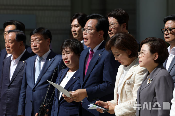 [서울=뉴시스] 홍효식 기자 = 송언석 국민의힘 비상대책위원장 겸 원내대표를 비롯한 의원들이 11일 오후 서울 서초구 서울중앙지방법원 앞에서 국민의힘 의원실 압수수색 등 이재명 정부의 정치 보복 및 야당 탄압 관련 규탄 대회를 하고 있다. 2025.07.11. yesphoto@newsis.com