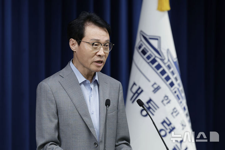 [서울=뉴시스] 최동준 기자 = 이규연 홍보소통수석이 11일 서울 용산 대통령실에서 이재명 대통령, 조갑제 조갑제닷컴 대표-정규재 전 한국경제 주필과 오찬 회동 관련 브리핑을 하고 있다. 2025.07.11. photocdj@newsis.com