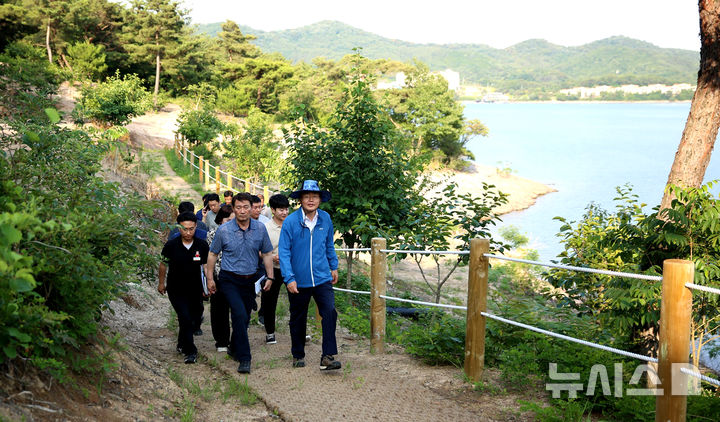 윤병태 나주시장이 11일 부분 개통한 나주호 둘레길 조성 현장을 점검하고 있다. (사진=나주시 제공) photo@newsis.com
