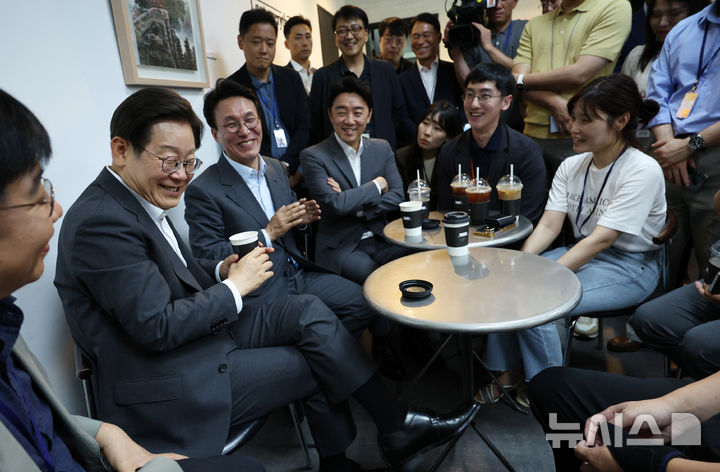 [서울=뉴시스] 고범준 기자 = 이재명 대통령, 김민석 국무총리, 강훈식 비서실장이 8일 서울 용산구 대통령실 청사 내 카페에서 출입기자들과 차담회를 하고 있다. 2025.07.08. bjko@newsis.com