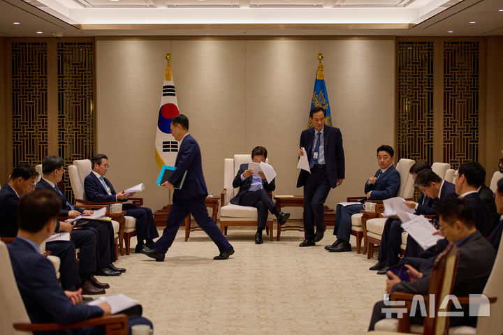 [서울=뉴시스] 대통령실은 이재명 대통령이 7일 서울 용산 대통령실 티타임장에서 참모들과 모닝 티타임을 하는 모습을 8일 SNS에 공개했다. (사진=이재명 대통령 SNS) 2025.07.08. photo@newsis.com *재판매 및 DB 금지