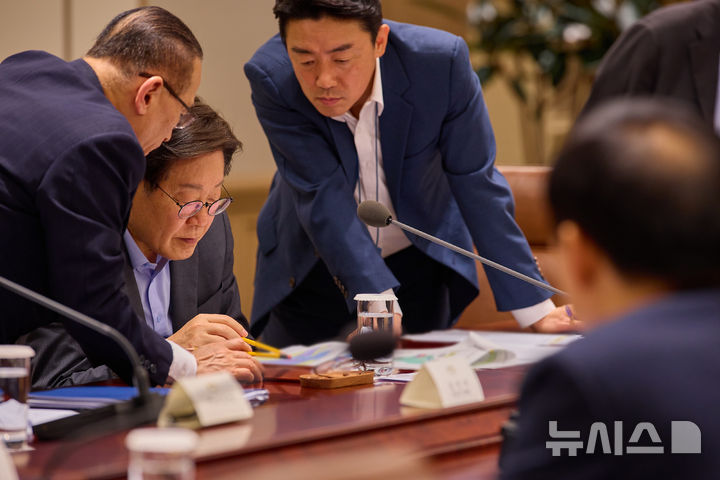 [서울=뉴시스] 이재명 대통령이 10일 서울 용산 대통령실에서 열린 국가안전보장회의(NSC) 전체회의에서 강훈식 비서실장, 위성락 국가안보실장과 자료를 살펴보고 있다. (사진=대통령실 제공) 2025.07.10. photo@newsis.com *재판매 및 DB 금지