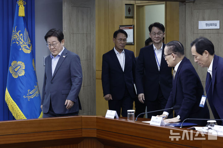 [서울=뉴시스] 최동준 기자 = 이재명 대통령이 10일 서울 용산 대통령실 청사에서 열린 제3차 수석보좌관 회의에 입장하고 있다. 2025.07.10. photocdj@newsis.com
