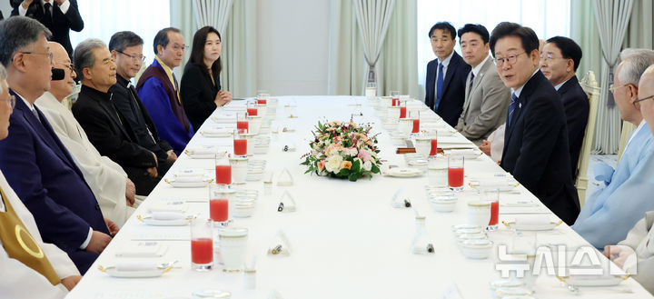 [서울=뉴시스] 최동준 기자 = 이재명 대통령이 9일 서울 용산 대통령실에서 열린 종교 지도자 초청 오찬 간담회에서 발언하고 있다. (대통령실통신사진기자단) 2025.07.09. photocdj@newsis.com