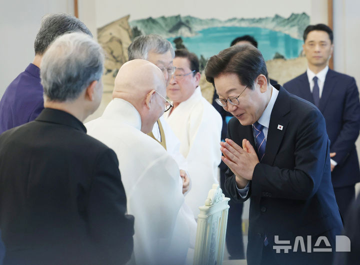[서울=뉴시스] 최동준 기자 = 이재명 대통령이 9일 서울 용산 대통령실에서 열린 종교 지도자 초청 오찬 간담회에서 조계종 총무원장 진우스님과 인사하고 있다. (대통령실통신사진기자단) 2025.07.09. photocdj@newsis.com