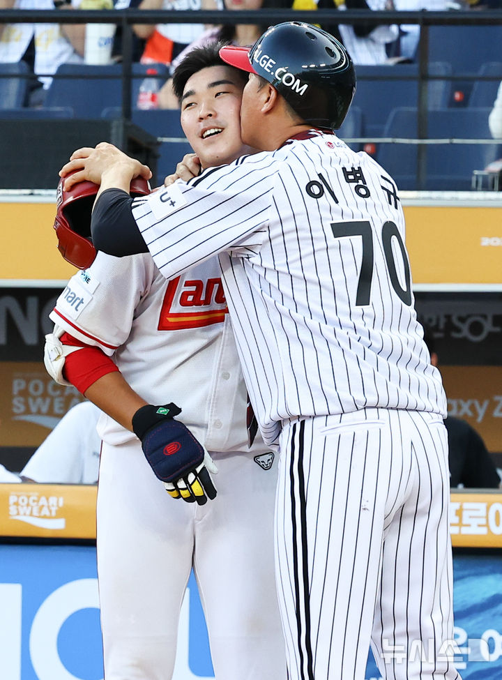 [대전=뉴시스] 최진석 기자 = 11일 대전 중구 대전한화생명볼파크에서 열린 2025 KBO리그 올스타 프라이데이 퓨쳐스 올스타전 남부올스타와 북부올스타의 경기. 2회말 2사 1,2루 상황 북부 이병규(LG) 감독과 아들 이승민(SSG)이 부자 퍼포먼스를 하고 있다. 2025.07.11. myjs@newsis.com