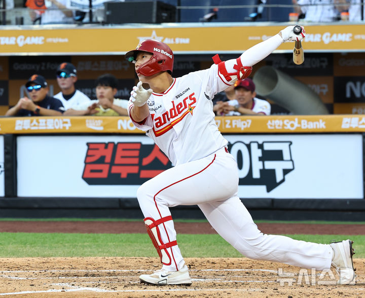 [대전=뉴시스] 최진석 기자 = 11일 대전 중구 대전한화생명볼파크에서 열린 2025 KBO리그 올스타 프라이데이 퓨쳐스 올스타전 남부올스타와 북부올스타의 경기. 3회말 2사 만루 상황 북부 최윤석(SSG)이 2타점 안타를 치고 있다. 2025.07.11. myjs@newsis.com