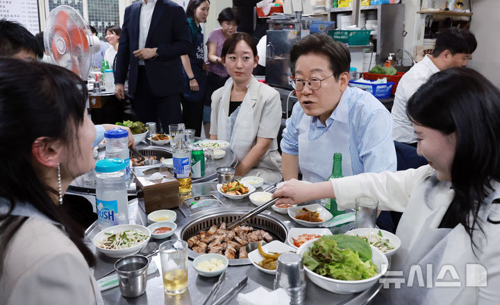 [서울=뉴시스] 최동준 기자 = 이재명 대통령이 11일 서울 종로구 한 식당에서 시민들과 '삼겹살 외식'을 하고 있다. 이 대통령은 SNS에 식사 계획을 알리며 "이처럼 어려운 시기에 21일부터 시행되는 민생회복 소비쿠폰 정책이 내수 진작과 지역 경제 활성화에 활력을 불어넣길 기대한다"고 밝혔다. (대통령실통신사진기자단) 2025.07.11. photocdj@newsis.com