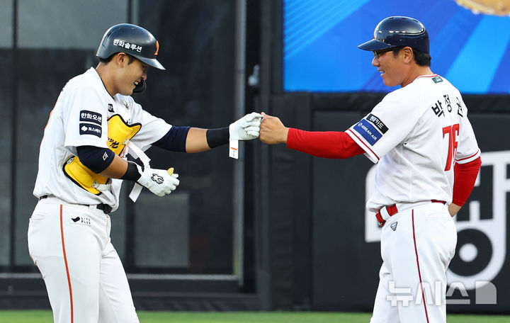 [대전=뉴시스] 최진석 기자 = 11일 대전 중구 대전한화생명볼파크에서 열린 2025 KBO리그 올스타 프라이데이 퓨쳐스 올스타전 남부올스타와 북부올스타의 경기. 3회말 2사 1,2루 상황 북부 한지윤(한화)이 2타점 안타를 치고 2루에 진루해 박정권(SSG) 감독과 기뻐하고 있다. 2025.07.11. myjs@newsis.com