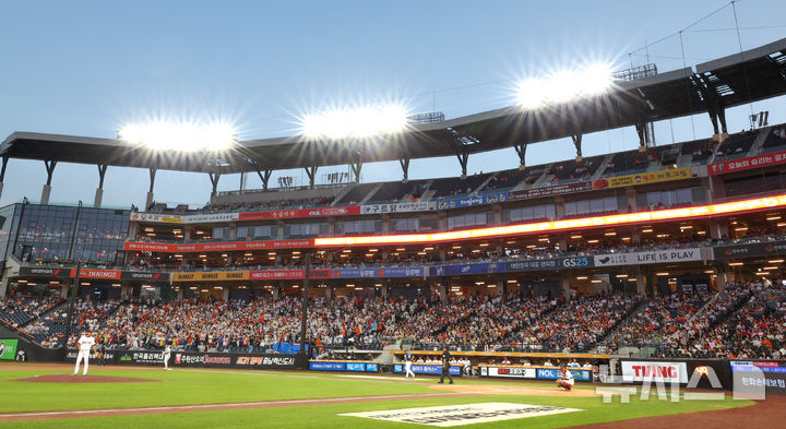 [대전=뉴시스] 최진석 기자 = 11일 대전 중구 대전한화생명볼파크에서 2025 KBO리그 올스타 프라이데이 퓨쳐스 올스타전 남부올스타와 북부올스타의 경기가 열리고 있다. 2025.07.11. myjs@newsis.com