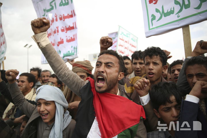 [사나=AP/뉴시스] 이스라엘과 팔레스타인 무장 정파 하마스가 가자지구 1단계 휴전 협정에 서명한 가운데 친이란 후티 반군은 공격 재개 여부는 미국과 이스라엘의 합의 이행 여부에 달려 있다고 밝혔다. 사진은 후티 반군 지지자들이 지난 7월 11일 예멘 사나에서 반미·반이스라엘 시위를 벌이는 모습. 2025.10.10.