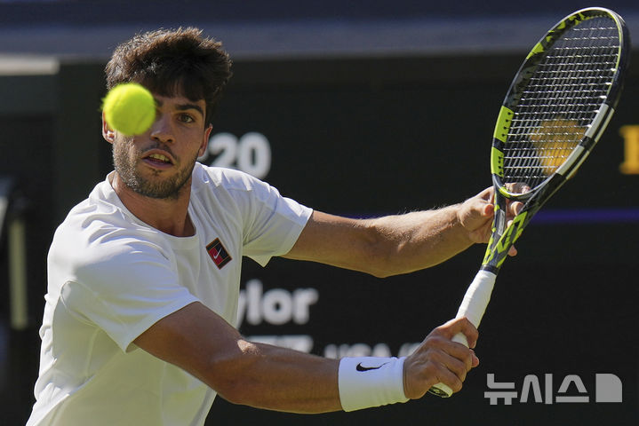 [런던=AP/뉴시스] 카를로스 알카라스(2위·스페인)가 11일(현지 시간) 영국 런던 올잉글랜드 클럽에서 열린 2025 윔블던 테니스 대회 남자 단식 준결승에서 테일러 프리츠(5위·미국)와 경기하고 있다. 3연패를 노리는 알카라스가 3-1(6-4 5-7 6-3 7-6)로 승리하고 결승에 올라 얀니크 신네르(1위·이탈리아)와 우승을 다툰다. 2025.07.12.