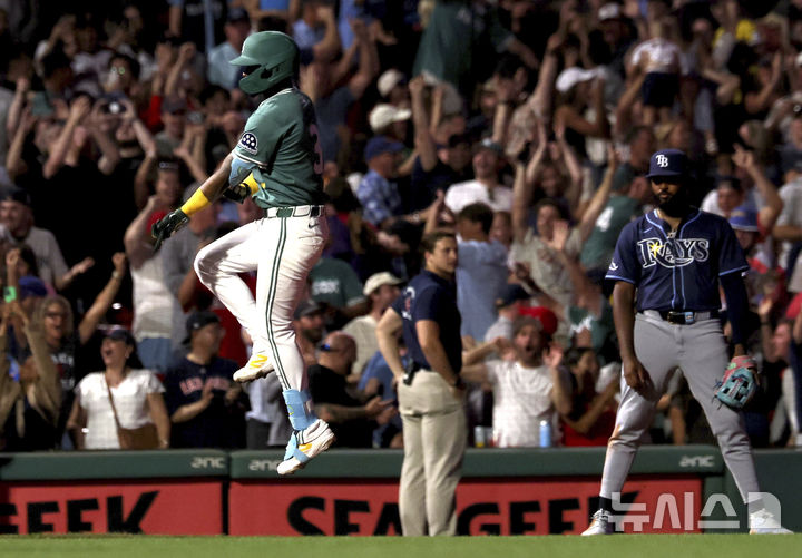 [보스턴=AP/뉴시스] 미국 메이저리그(MLB) 보스턴 레드삭스의 세단 라파엘라(왼쪽)가 11일(현지 시간) 미국 매사추세츠주 보스턴의 펜웨이파크에서 열린 탬파베이 레이스와의 2025 MLB 경기 9회말 투런 끝내기 홈런을 친 후 환호하고 있다. 2025.07.12.